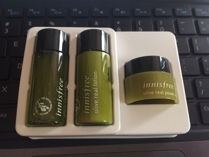 Bộ dưỡng ẩm Innisfree Oliver Real Special Care min